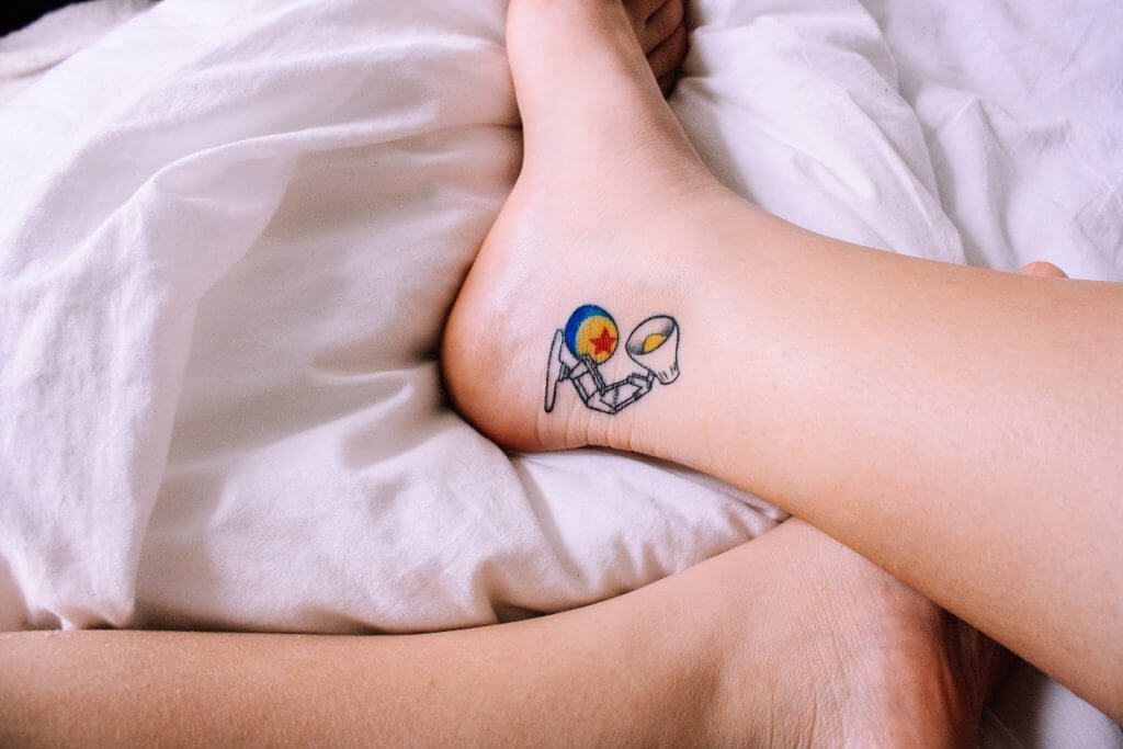 Color tattoo on the feet