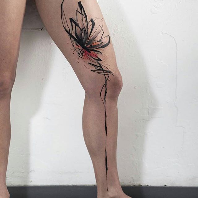 Abstract tattoo of a flower on the left leg