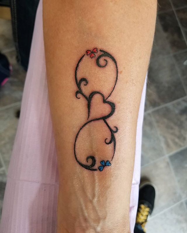Abstract tattoo of an infinity heart on the hand