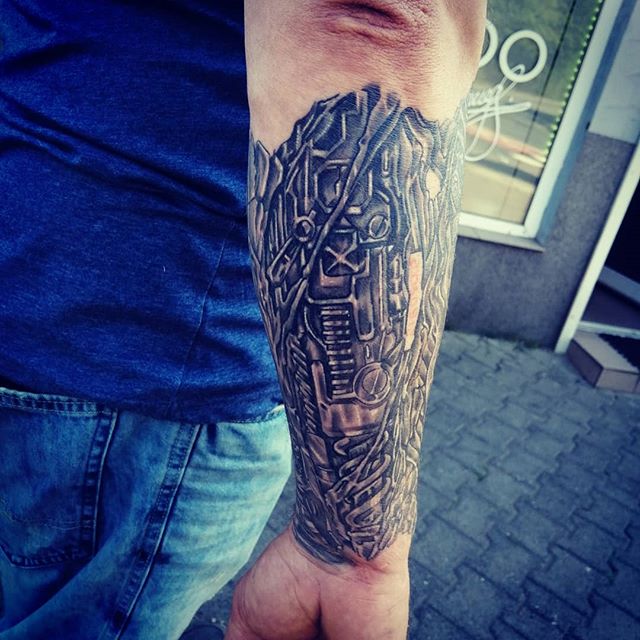 Biomechanical tattoo on the right hand