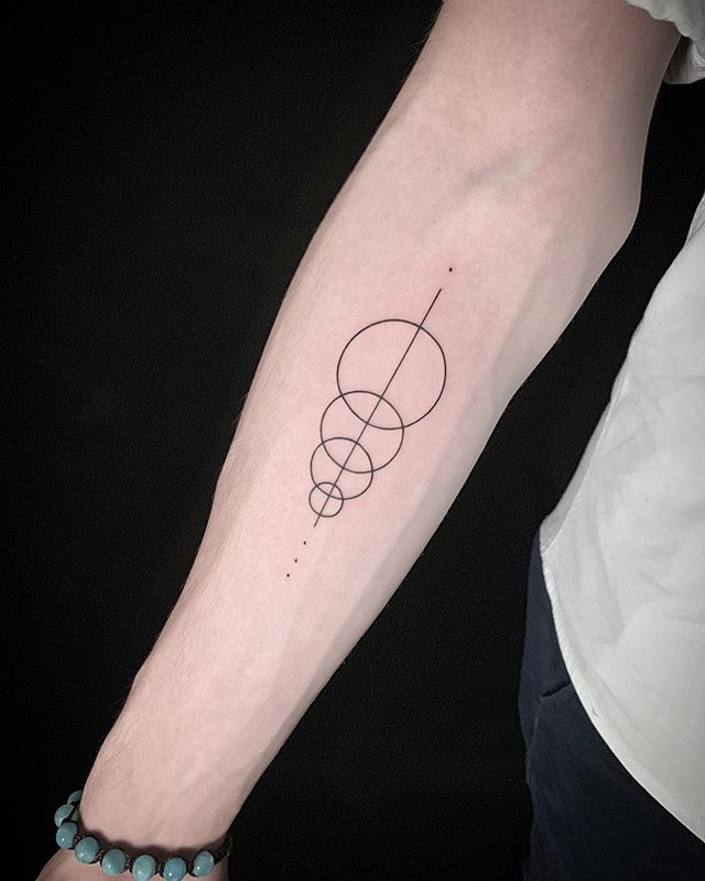 Geometric tattoo of circles and a line on the right hand