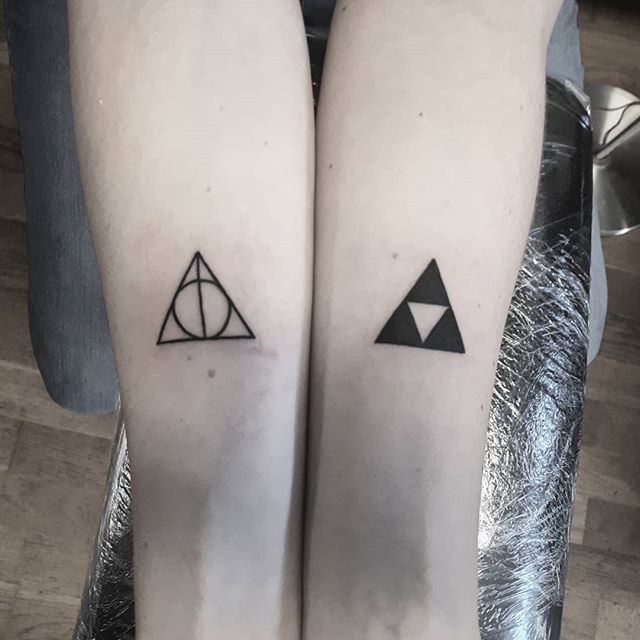 Geometric tattoo of a circle and triangles on the legs