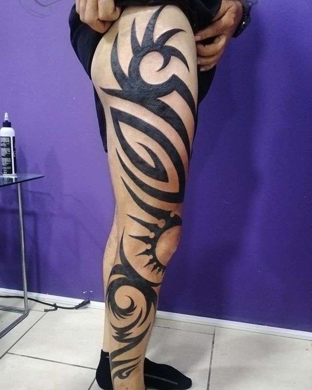 Tribal tattoo on the whole right leg