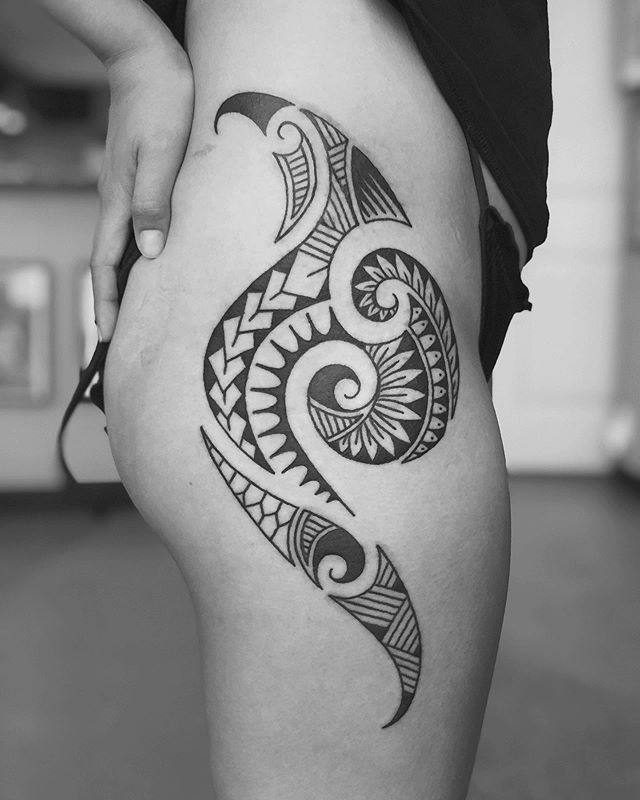 Tribal tattoo on the right leg