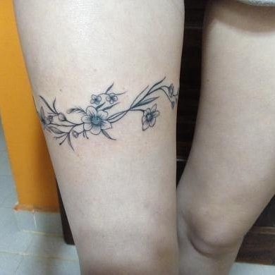 Black Flowers tattoo on the right thigh