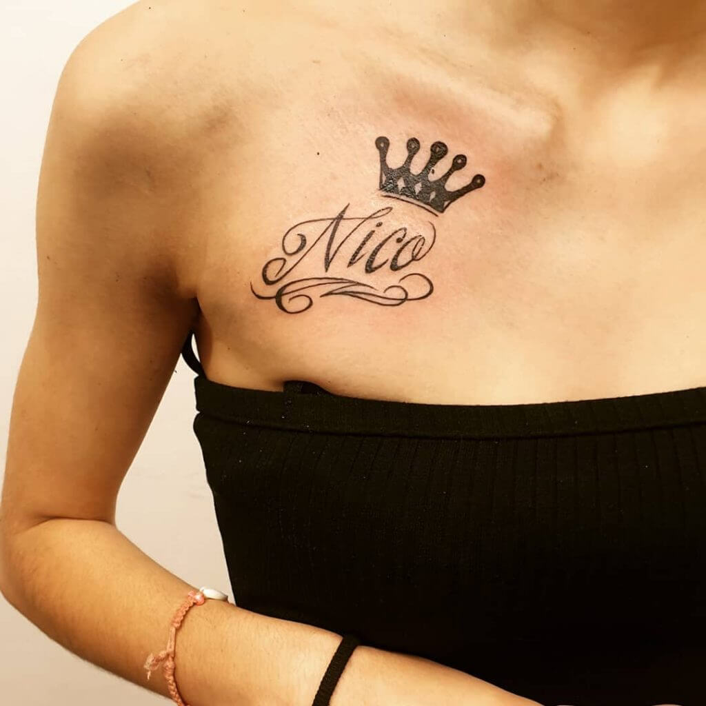 Lettering tattoo for women of the name "Nico" with a crown on the right collar bone