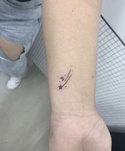5 Stunning examples of minimalist shooting star tattoo 5