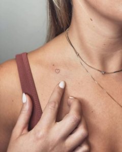 Small collarbone tattoos to expose your beauty 4