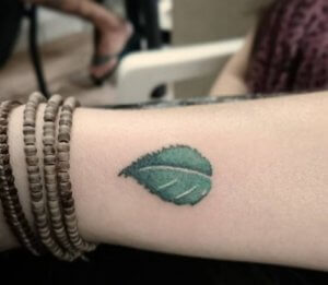 10 Leaf Wrist Tattoos for Nature Enthusiasts Botanical Beauty 3